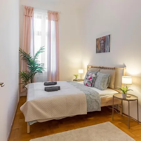 Apartment Gozsdu In The Party Street *