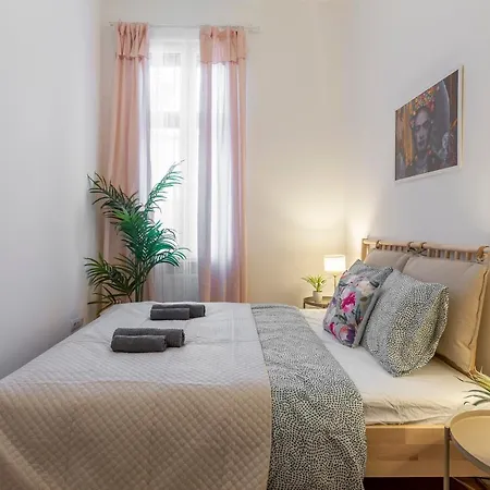 Apartment Gozsdu In The Party Street *